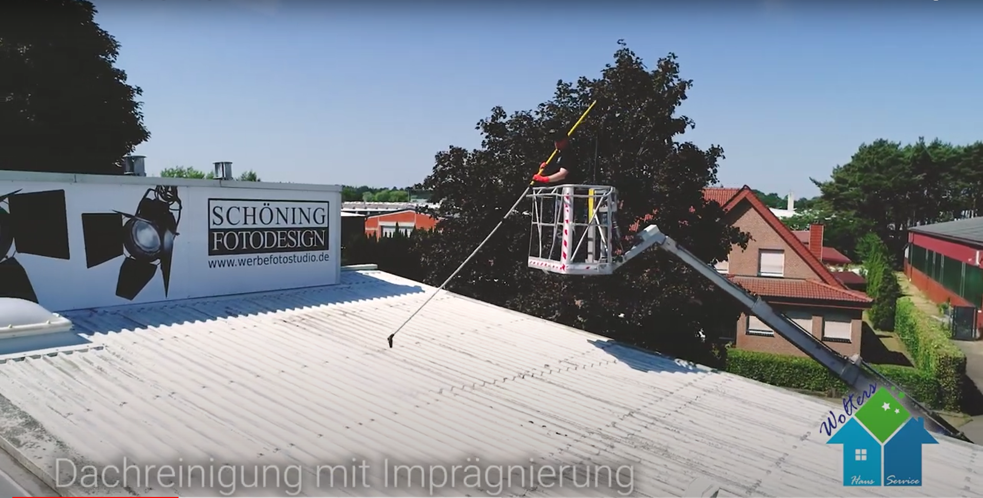 Professionelle Dachreinigung in Bramsche mit Teleskoplanze.